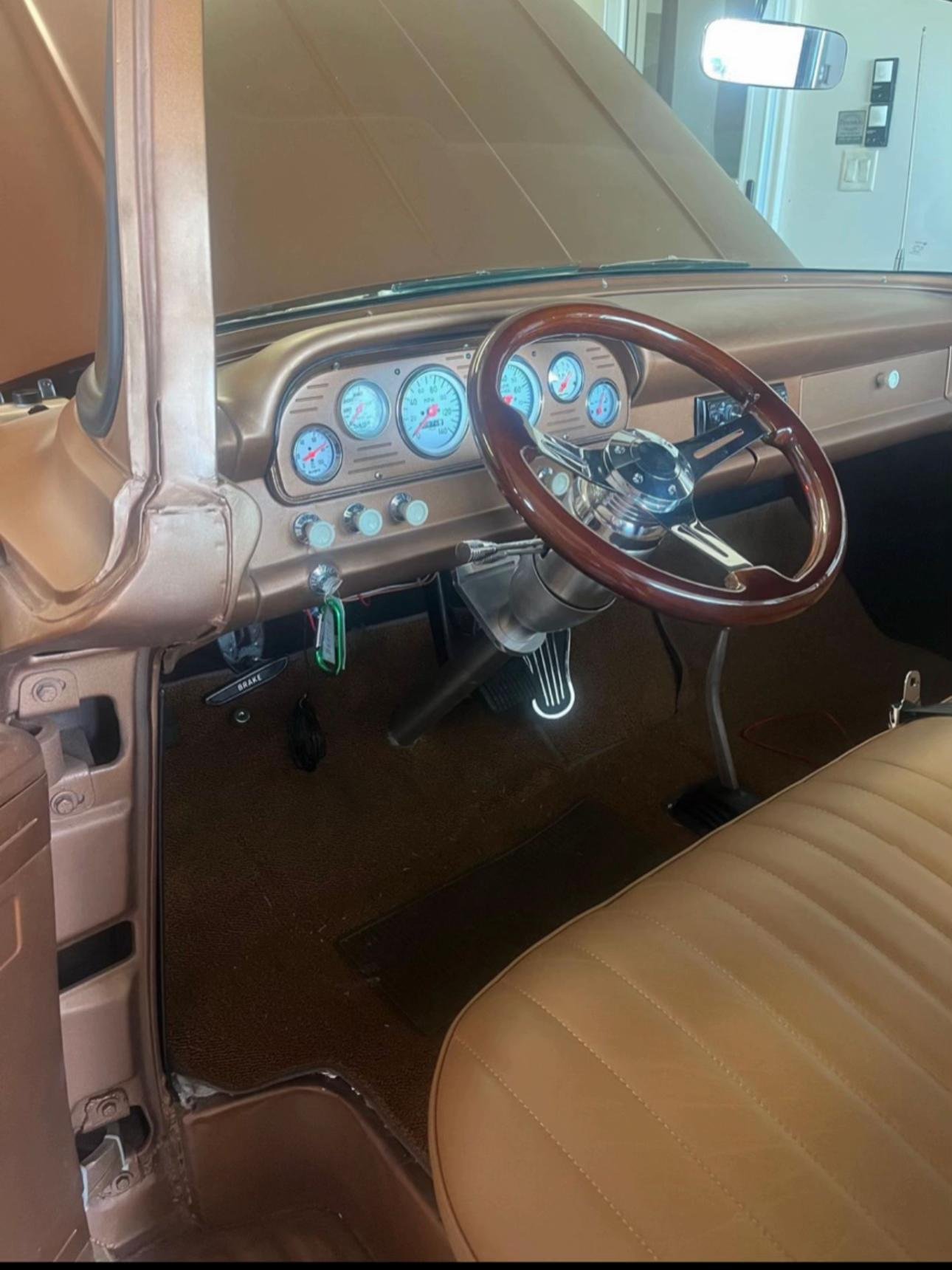 Classic beauty :1960 Ford -F-100 - Image 26