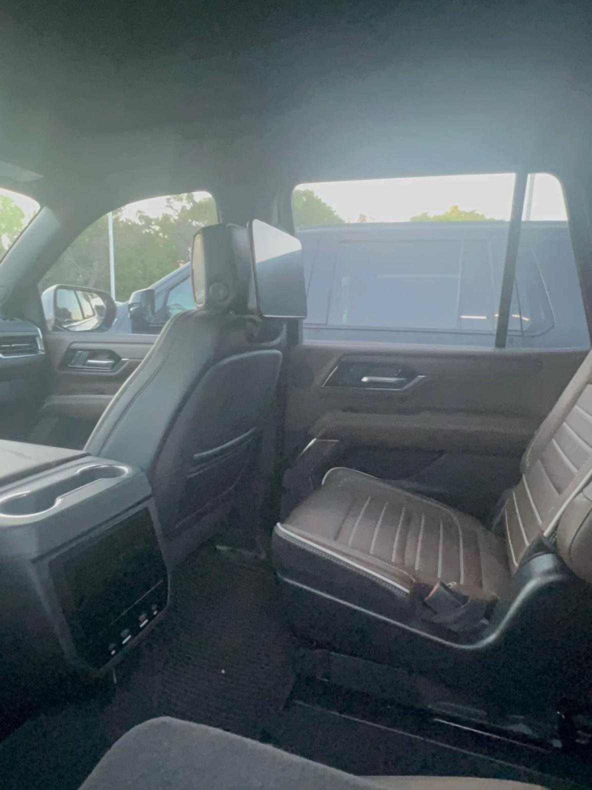2025 GMC Yukon Denali Ultimate - Image 2