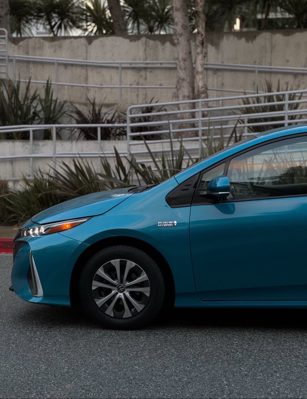 2017 Prius Prime (Premium configuration) - - Image 12