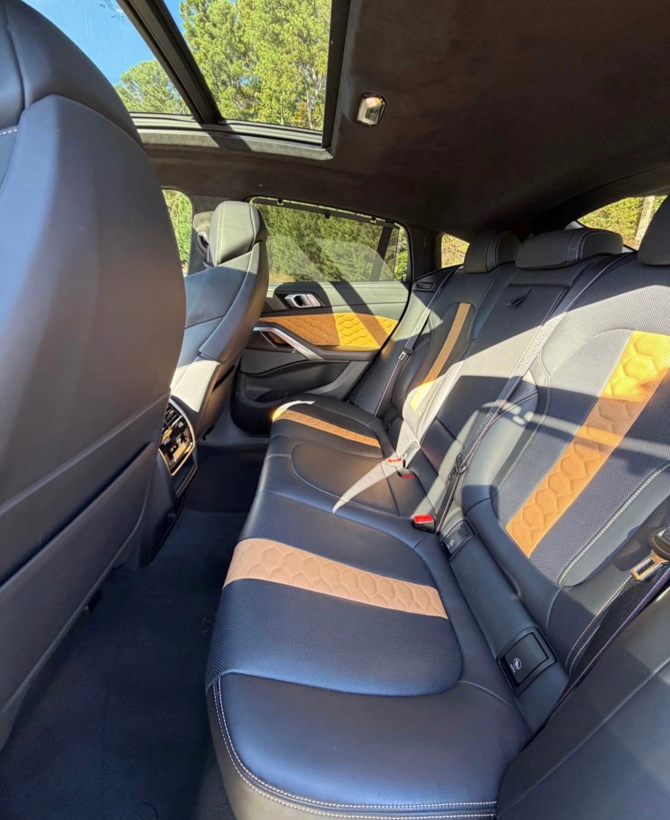 2022 BMW X6 M c
Competition Sport Utility 4D - Image 10