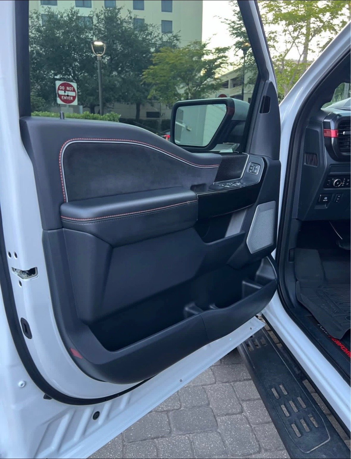 2025FordF150 - Image 10