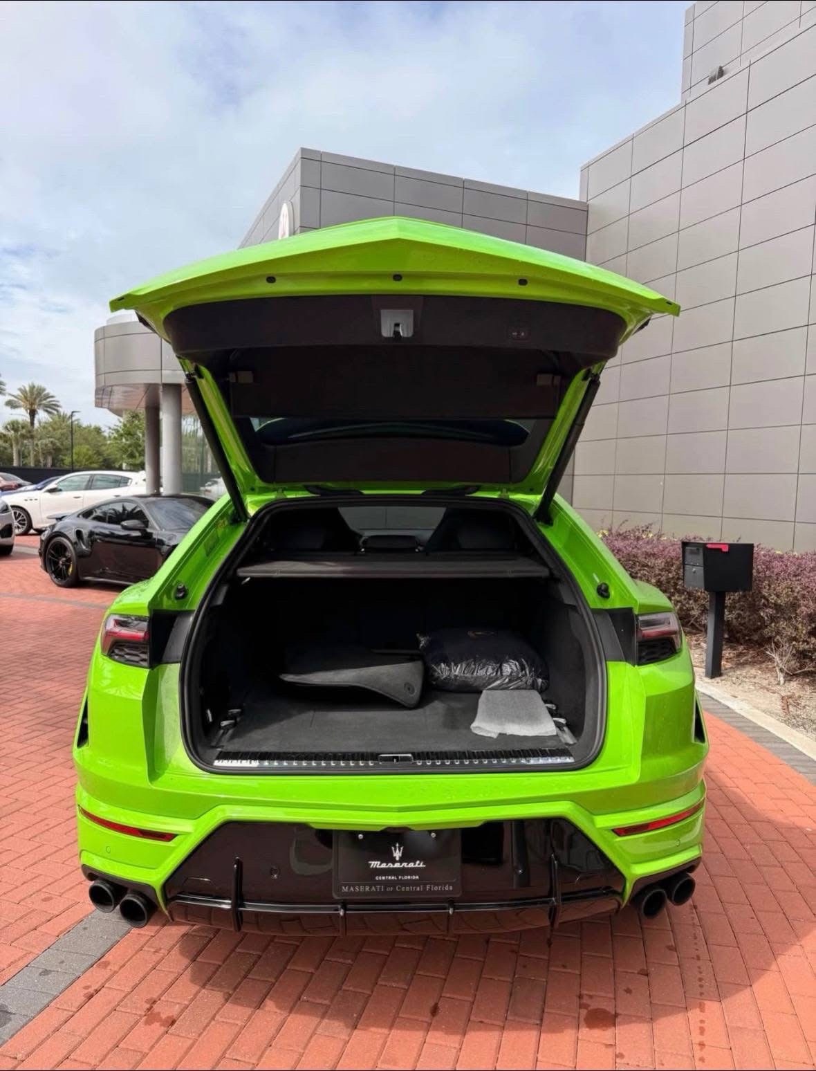 2025LamborghiniUrus - Image 2