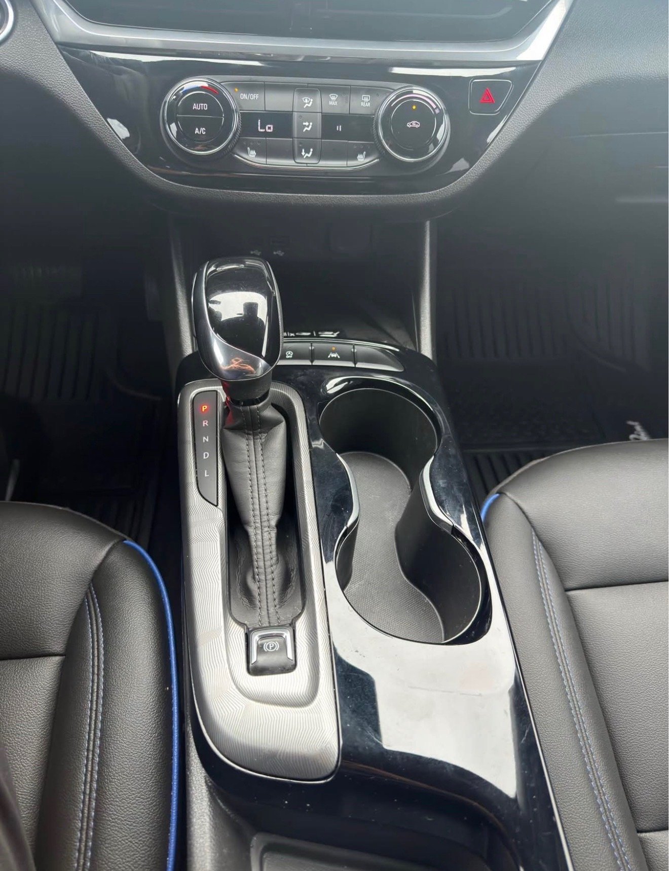 2024 Buick Envista Sport Touring in sophisticated Ebony Twilight Metallic - Image 8