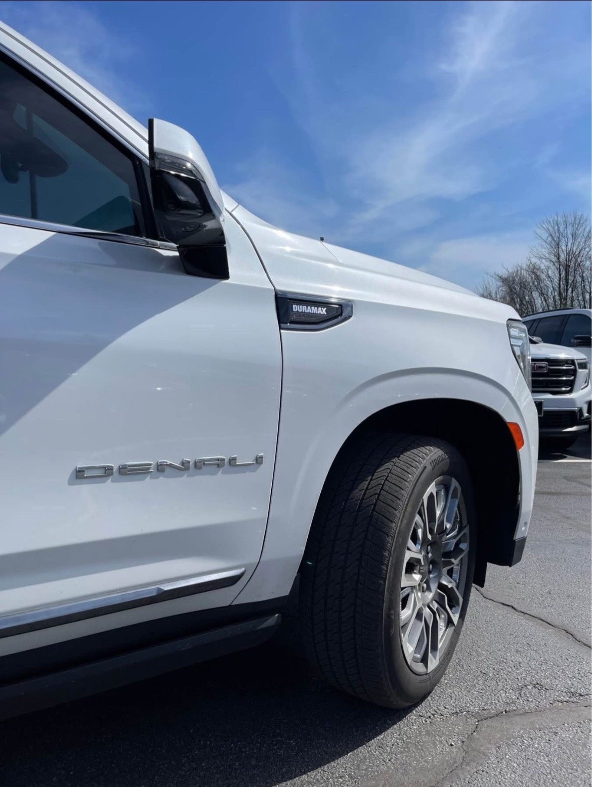 2023 GMC YUKON DENALU ULTIMATE - DIESEL - Image 4