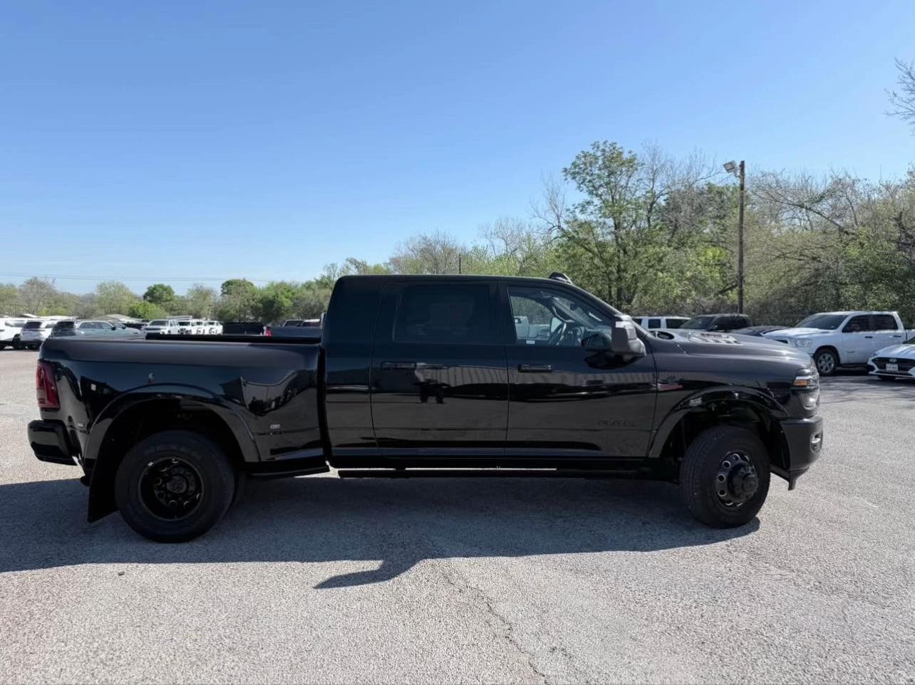 🔥 2025 RAM 3500 Limited – Ultimate Luxury Heavy Duty 🔥 - Image 10